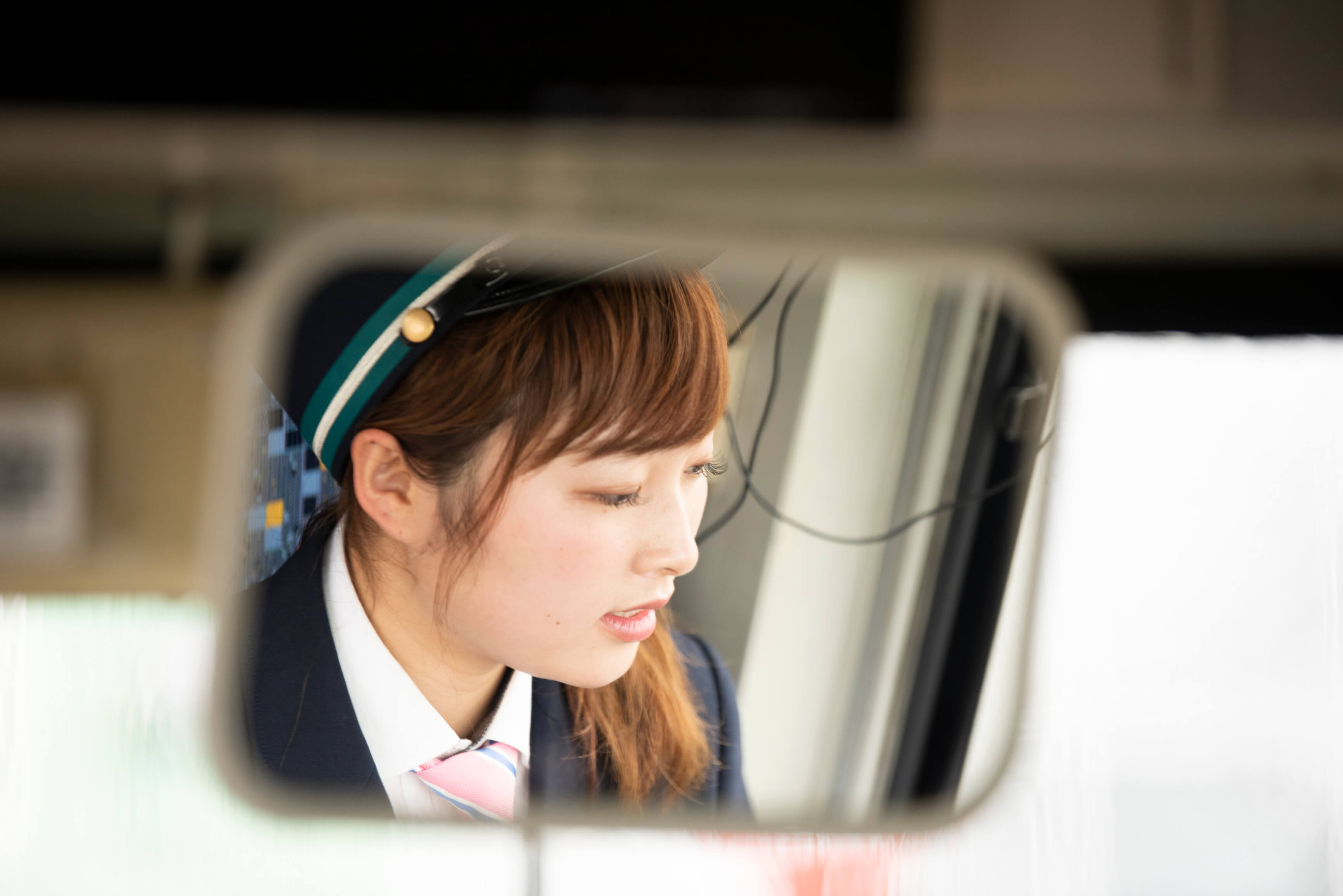 フロントミラーに映る真剣な眼差しの社員