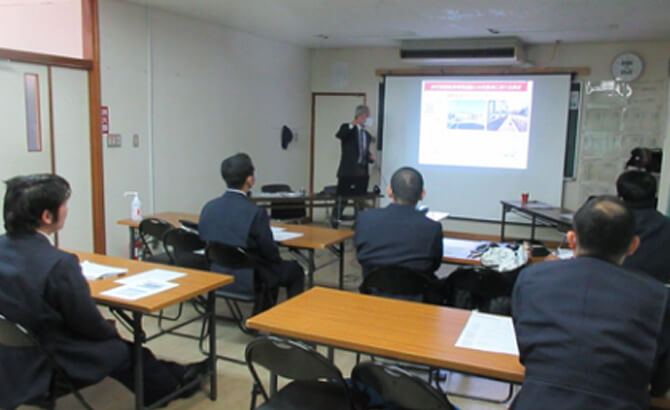 セミナーに参加する社員たち